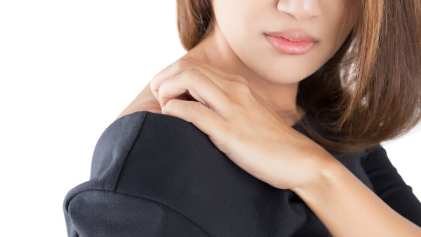 衣服標籤拮肉咪亂剪！越剪越痕？網傳1招「無痛移除」  網民：後悔太遲識