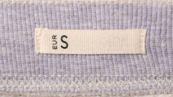 衣服標籤拮肉咪亂剪！越剪越痕？網傳1招「無痛移除」  網民：後悔太遲識