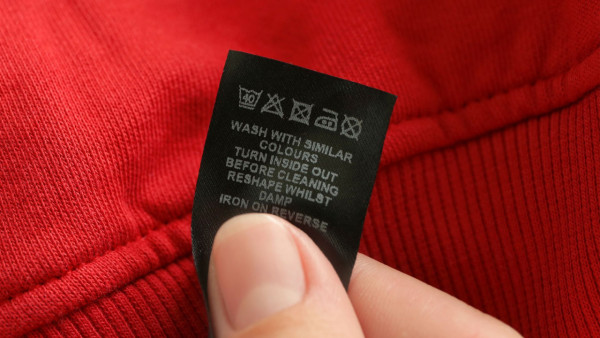 衣服標籤拮肉咪亂剪！越剪越痕？網傳1招「無痛移除」  網民：後悔太遲識