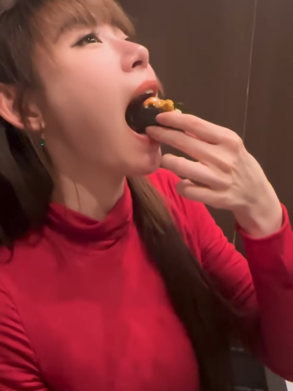 林明禎捨棄短髮重回長髮造型女人味爆發！抬頭誘惑視角震撼網民：流晒鼻血