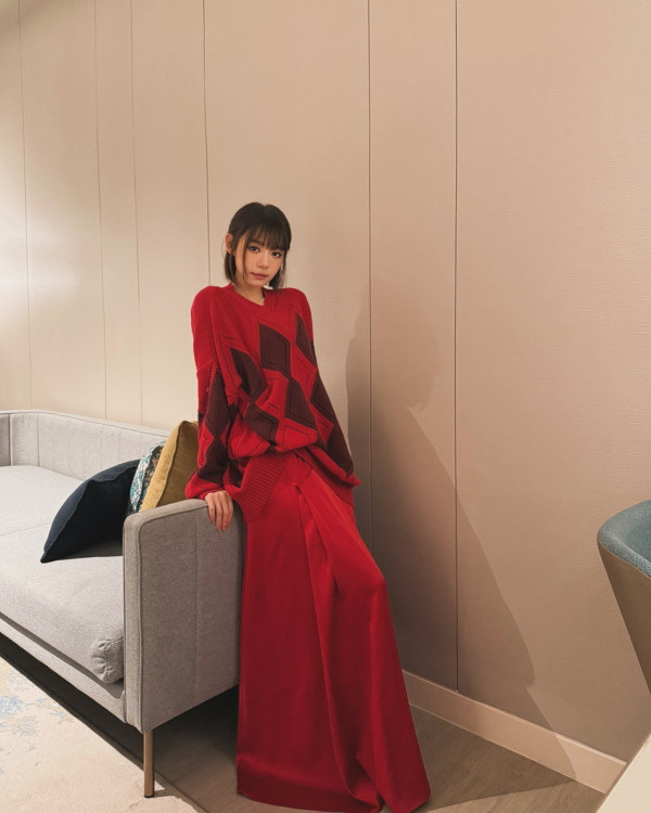 林明禎捨棄短髮重回長髮造型女人味爆發！抬頭誘惑視角震撼網民：流晒鼻血