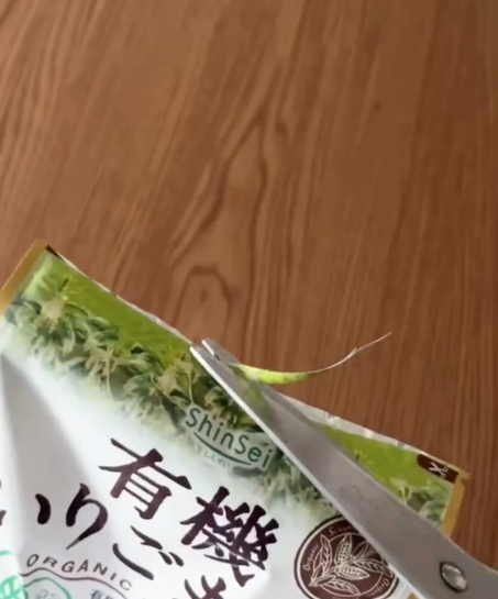 包裝袋切忌剪平口！日本瘋傳「神級開袋法」不髒手　網民：發現自己好蠢