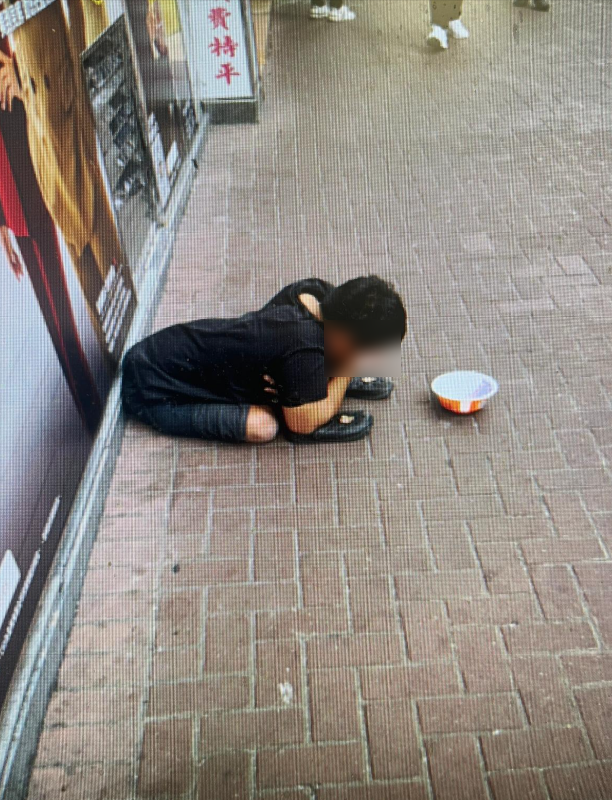 元朗街頭再現「丐幫」周街乞食。圖片來源：東張西望