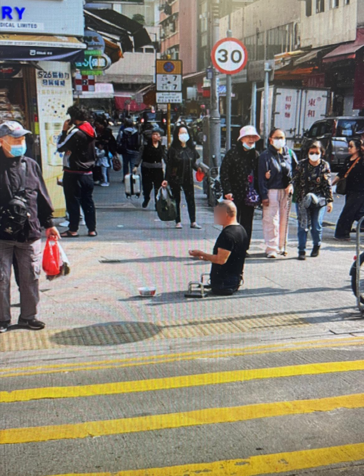 元朗街頭再現「丐幫」周街乞食。圖片來源：東張西望