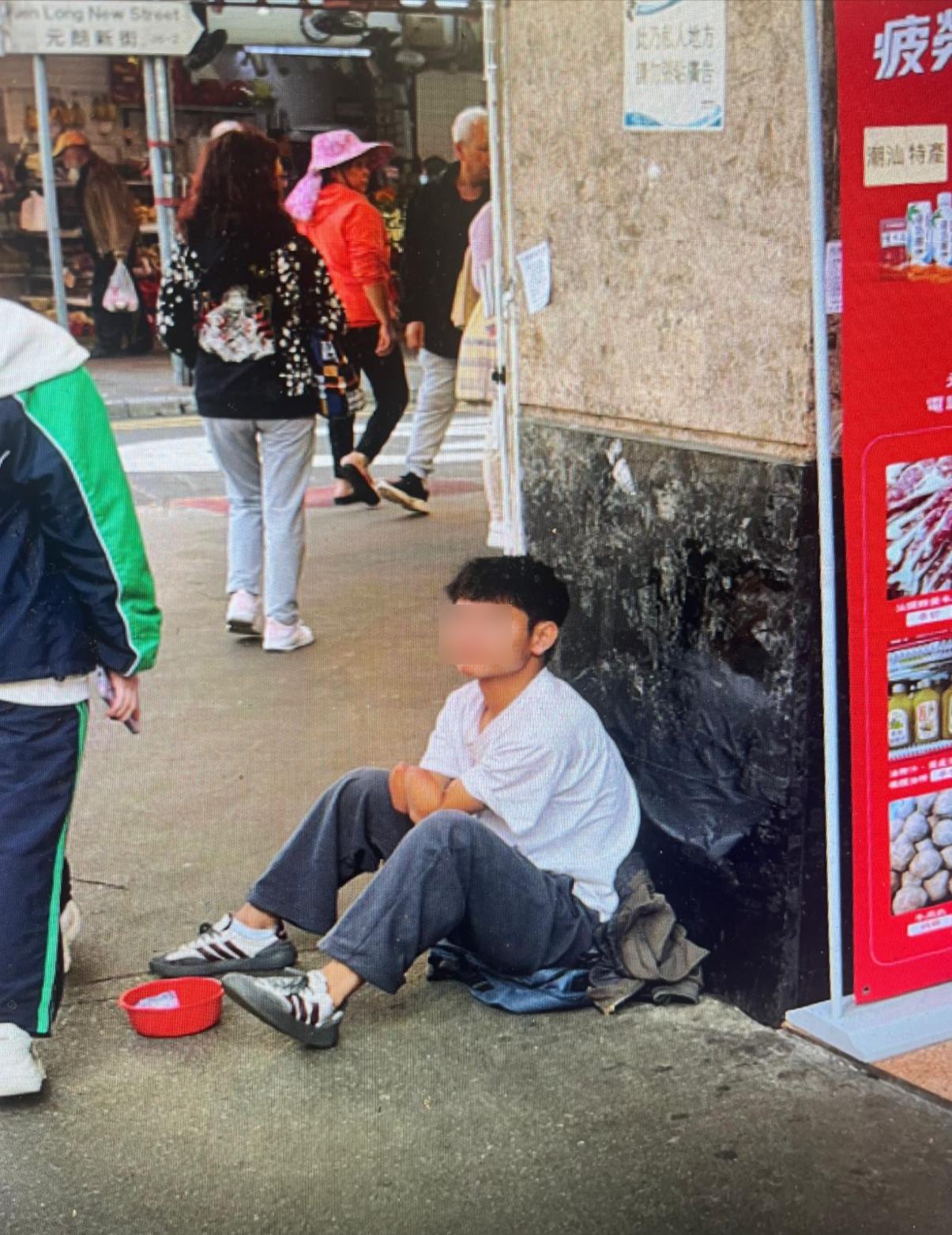 元朗街頭再現「丐幫」周街乞食。圖片來源：東張西望