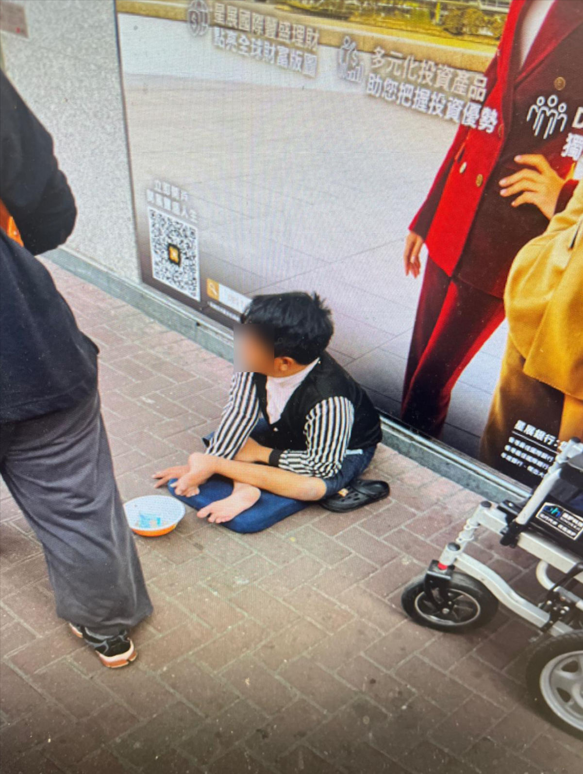 元朗街頭再現「丐幫」周街乞食。圖片來源：東張西望