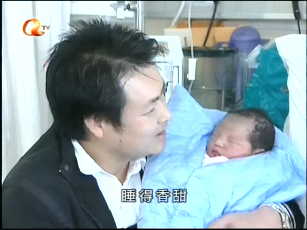 報道指出，該名周姓男嬰重3.46公斤，較預產期早一星期出世，是「周生周太的第一胎」。（網上截圖）