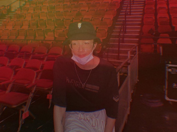 阿Mo李啟言罕曬「無遮擋」正面照 除夕曬近照揭喉嚨造口疤痕清晰可見