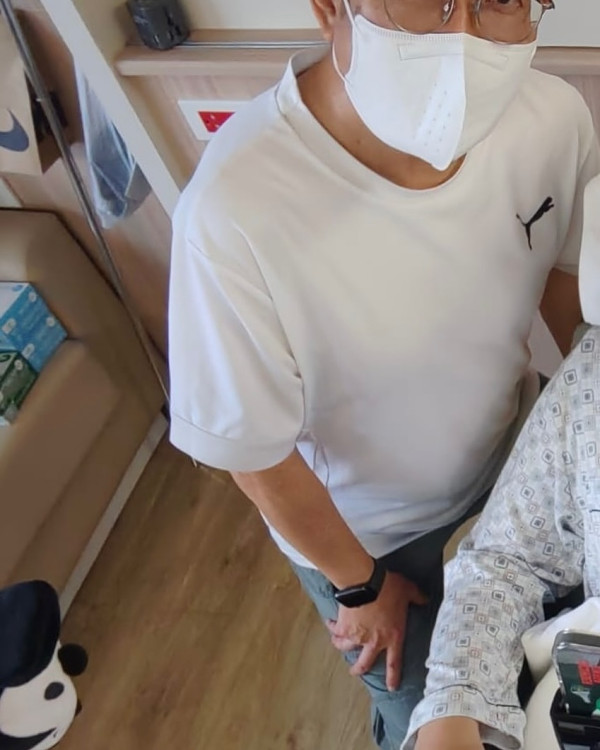 阿Mo李啟言罕曬「無遮擋」正面照 除夕曬近照揭喉嚨造口疤痕清晰可見