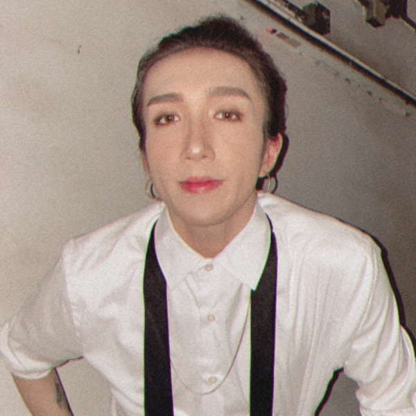 阿Mo李啟言罕曬「無遮擋」正面照 除夕曬近照揭喉嚨造口疤痕清晰可見