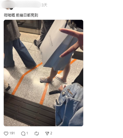 遊客新興鬆弛感？銅鑼灣紅衣女腳踩「1物」行街　網民揭真相：好寫實