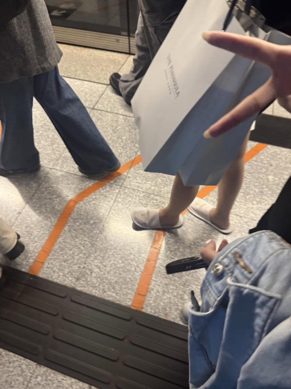 遊客新興鬆弛感？銅鑼灣紅衣女腳踩「1物」行街　網民揭真相：好寫實