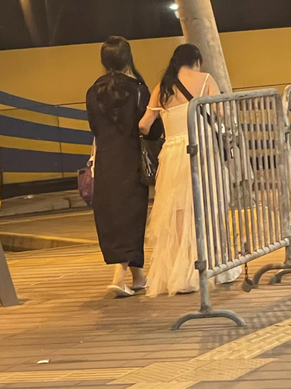 遊客新興鬆弛感？銅鑼灣紅衣女腳踩「1物」行街　網民揭真相：好寫實