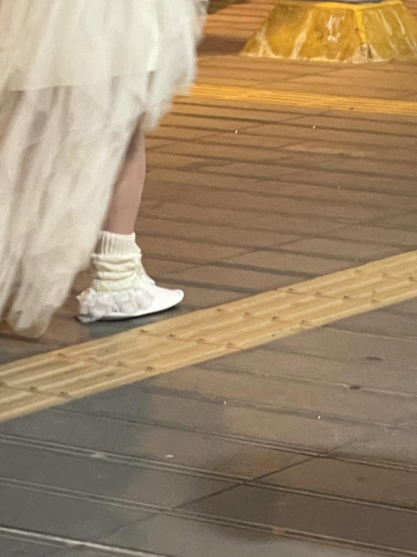 遊客新興鬆弛感？銅鑼灣紅衣女腳踩「1物」行街　網民揭真相：好寫實