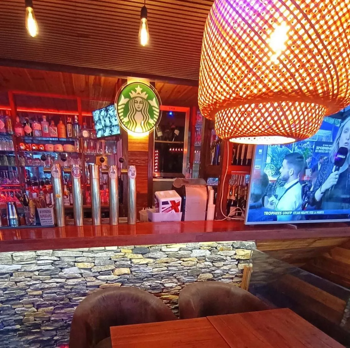 瑞士酒吧大火｜除夕派對變煉獄！起火一刻影片曝光 疑香檳「仙女棒」燒著天花釀40死 