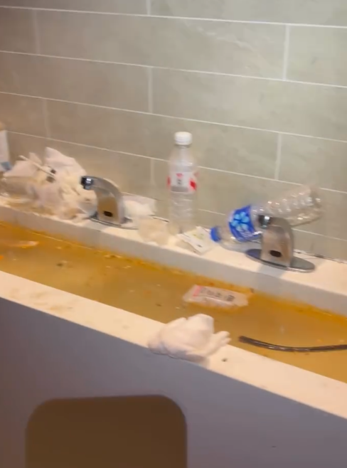 慎入！西貢天堂變地獄！公廁驚現「公仔麵撈排泄物」　網民：香港史上最癲