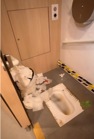 慎入！西貢天堂變地獄！公廁驚現「公仔麵撈排泄物」　網民：香港史上最癲