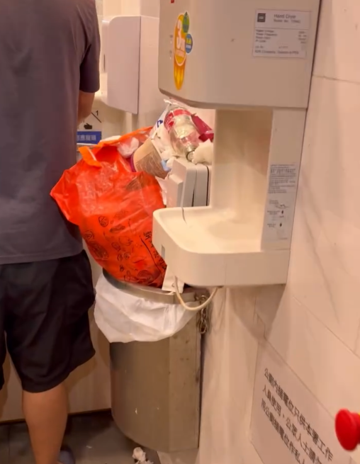 慎入！西貢天堂變地獄！公廁驚現「公仔麵撈排泄物」　網民：香港史上最癲