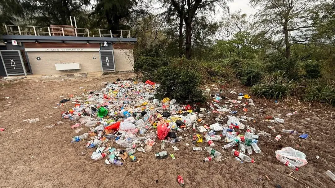 慎入！西貢天堂變地獄！公廁驚現「公仔麵撈排泄物」　網民：香港史上最癲