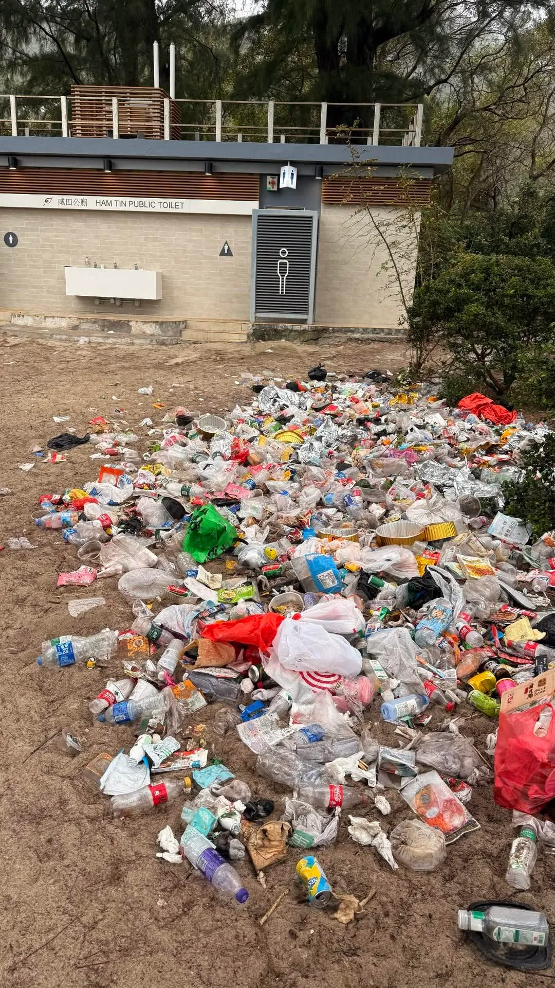 慎入！西貢天堂變地獄！公廁驚現「公仔麵撈排泄物」　網民：香港史上最癲