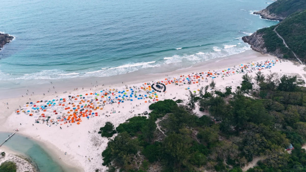 元旦西貢公廁驚見「簡體字垃圾山」!即食麵+排泄物塞爆馬桶 網民:見過最污糟嘅公廁