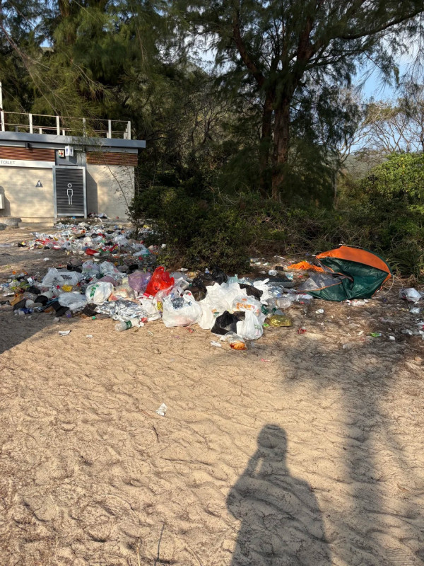 元旦西貢公廁驚見「簡體字垃圾山」!即食麵+排泄物塞爆馬桶 網民:見過最污糟嘅公廁