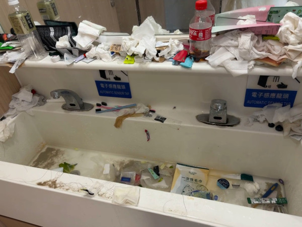 元旦西貢公廁驚見「簡體字垃圾山」!即食麵+排泄物塞爆馬桶 網民:見過最污糟嘅公廁