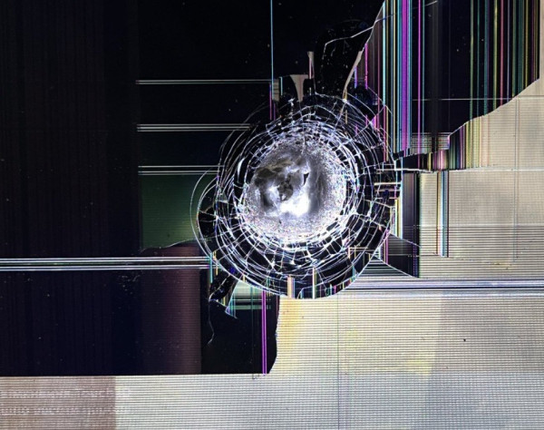 繼 Nokia 3310 後最強「擋彈神器」？ MacBook Air 硬食戰場砲彈 爛成咁竟仲用得【有片】