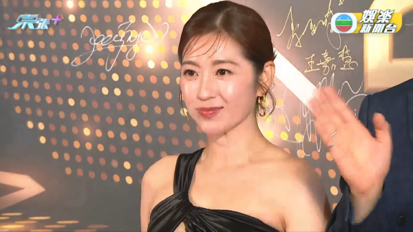 萬千星輝2025｜陳自瑤胸前「邪惡開大窿」露南半球 震撼谷胸秒殺全場從不令人失望