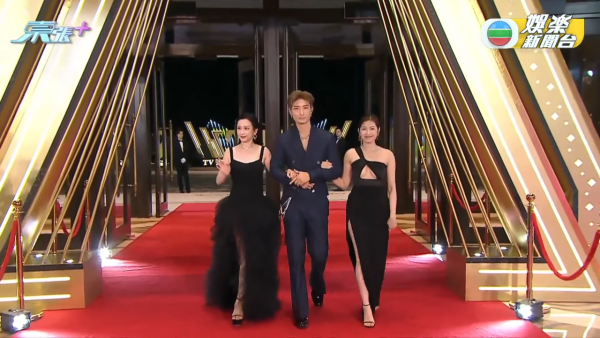 萬千星輝2025｜陳自瑤胸前「邪惡開大窿」露南半球 震撼谷胸秒殺全場從不令人失望