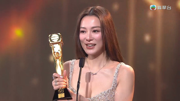 王敏奕14歲箍牙妹中學舊照激罕曝光！出道前零加工一口鋼牙青澀樣極大反差