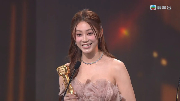 萬千星輝2025｜葉蒨文極高人氣勇奪飛躍進步女藝員 入行10年台上放閃多謝男友GM