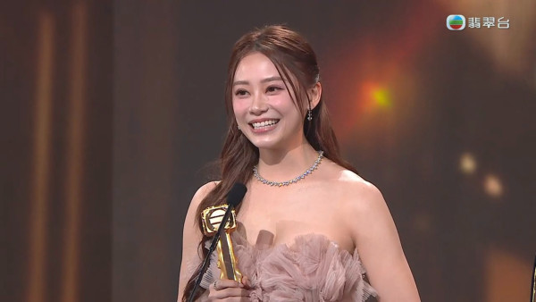 萬千星輝2025｜葉蒨文極高人氣勇奪飛躍進步女藝員 入行10年台上放閃多謝男友GM