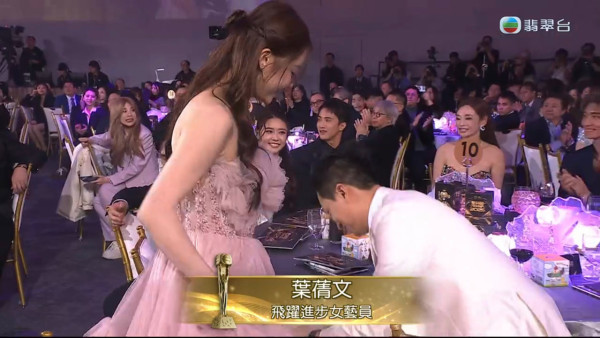 萬千星輝2025｜葉蒨文極高人氣勇奪飛躍進步女藝員 入行10年台上放閃多謝男友GM