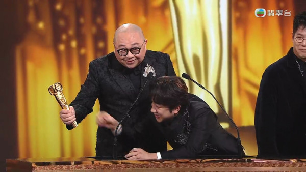 萬千星輝2025｜林盛斌Bob勇奪最佳男主持興奮到失控 激動過頭一嘢拍爛獎座場面尷尬