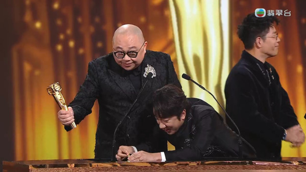 萬千星輝2025｜林盛斌Bob勇奪最佳男主持興奮到失控 激動過頭一嘢拍爛獎座場面尷尬