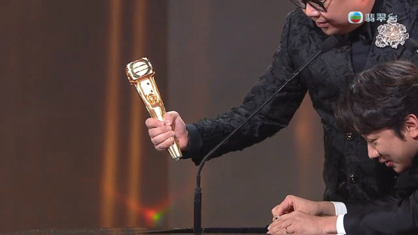 萬千星輝2025｜林盛斌Bob勇奪最佳男主持興奮到失控 激動過頭一嘢拍爛獎座場面尷尬