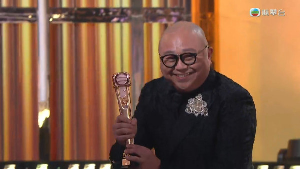 萬千星輝2025｜林盛斌Bob勇奪最佳男主持興奮到失控 激動過頭一嘢拍爛獎座場面尷尬