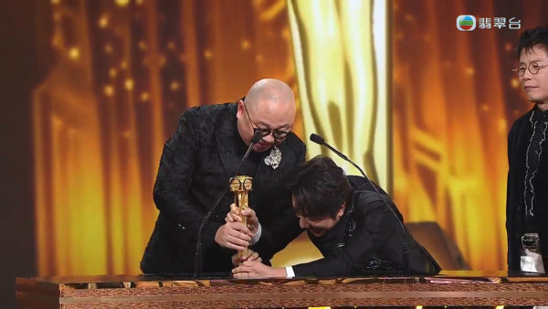 萬千星輝2025｜林盛斌Bob勇奪最佳男主持興奮到失控 激動過頭一嘢拍爛獎座場面尷尬