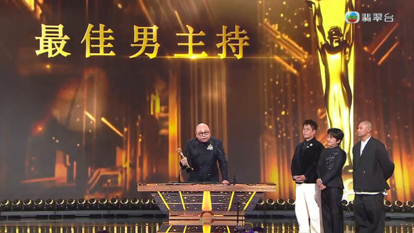 萬千星輝2025｜林盛斌Bob勇奪最佳男主持興奮到失控 激動過頭一嘢拍爛獎座場面尷尬