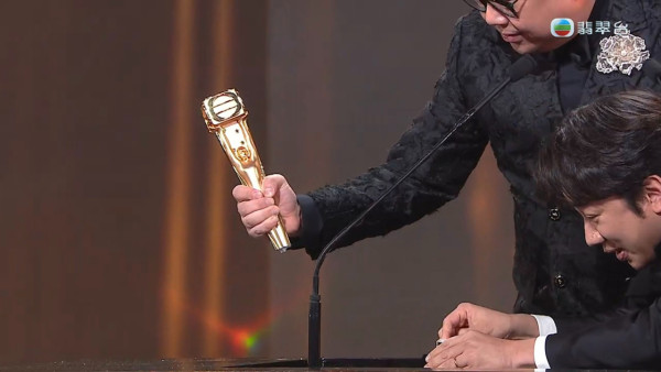 萬千星輝2025｜林盛斌Bob勇奪最佳男主持興奮到失控 激動過頭一嘢拍爛獎座場面尷尬