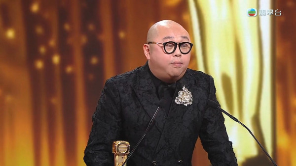 萬千星輝2025｜林盛斌Bob勇奪最佳男主持興奮到失控 激動過頭一嘢拍爛獎座場面尷尬