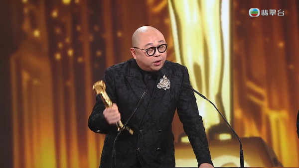 萬千星輝2025｜林盛斌Bob勇奪最佳男主持興奮到失控 激動過頭一嘢拍爛獎座場面尷尬