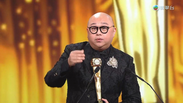 萬千星輝2025｜林盛斌Bob勇奪最佳男主持興奮到失控 激動過頭一嘢拍爛獎座場面尷尬