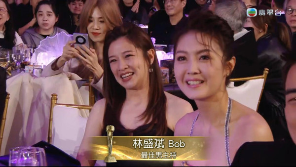 萬千星輝2025｜林盛斌Bob勇奪最佳男主持興奮到失控 激動過頭一嘢拍爛獎座場面尷尬