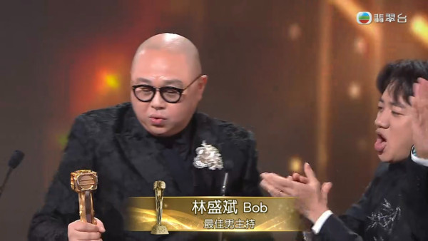 萬千星輝2025｜林盛斌Bob勇奪最佳男主持興奮到失控 激動過頭一嘢拍爛獎座場面尷尬