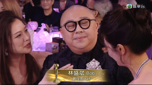 萬千星輝2025｜林盛斌Bob勇奪最佳男主持興奮到失控 激動過頭一嘢拍爛獎座場面尷尬