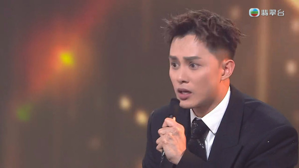 萬千星輝2025|何廣沛入行14年首奪最佳男配角 喜極而泣台上甜蜜多謝另一半