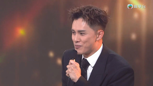 萬千星輝2025|何廣沛入行14年首奪最佳男配角 喜極而泣台上甜蜜多謝另一半