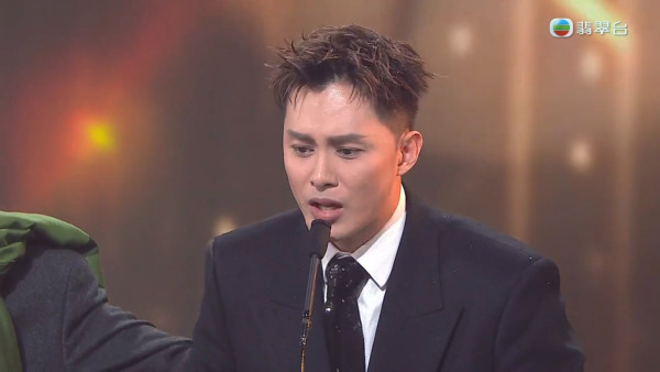萬千星輝2025|何廣沛入行14年首奪最佳男配角 喜極而泣台上甜蜜多謝另一半
